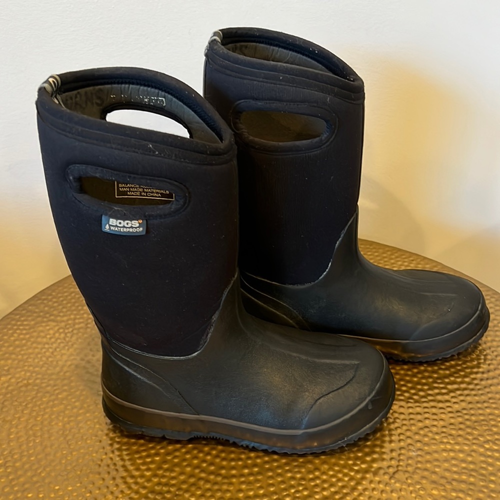 Unisex kids black Bogs size 4